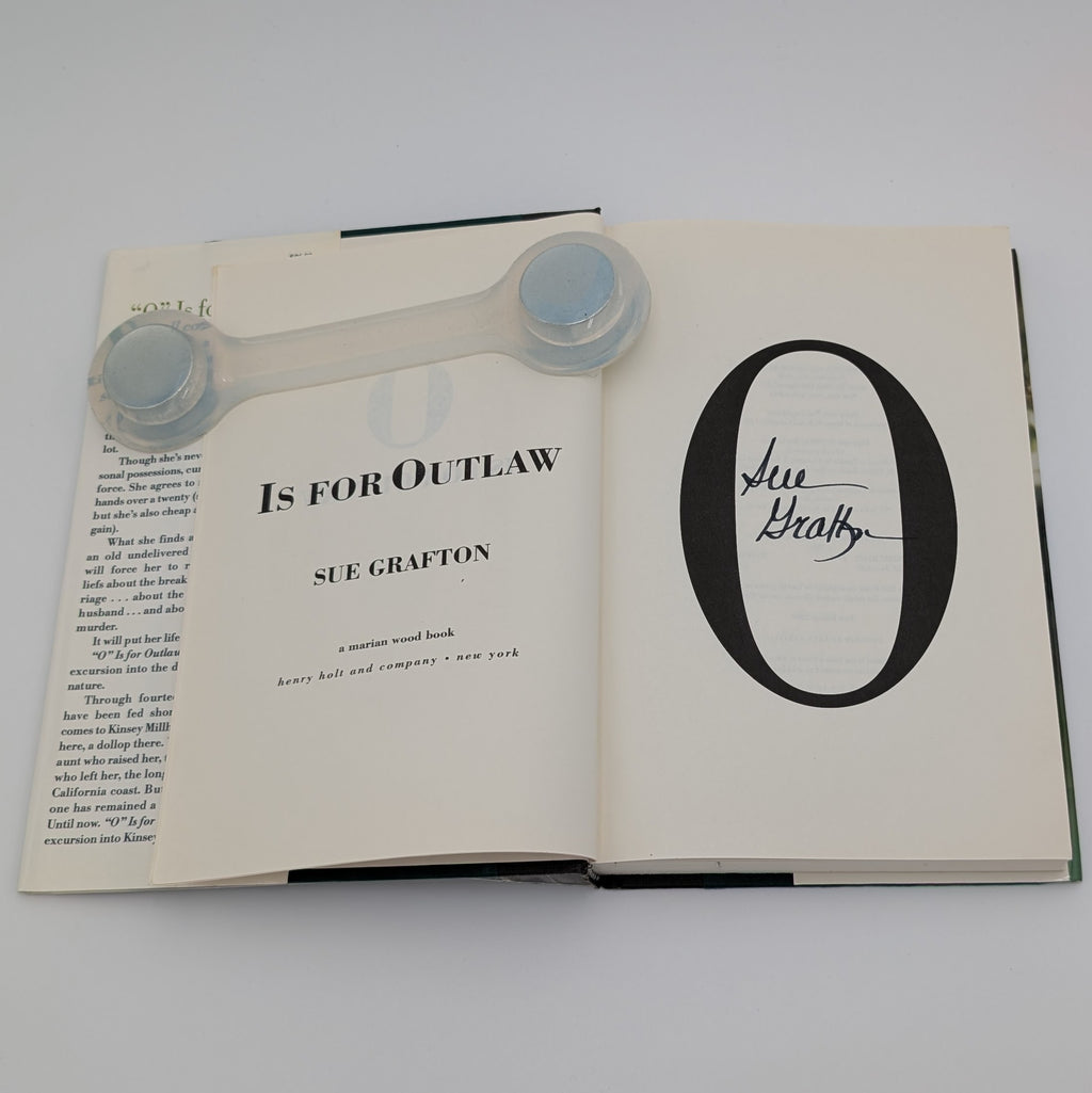 O IS FOR OUTLAW - Sue Grafton - SIGNED 1st Edition - 1999 HC/DJ Henry Holt