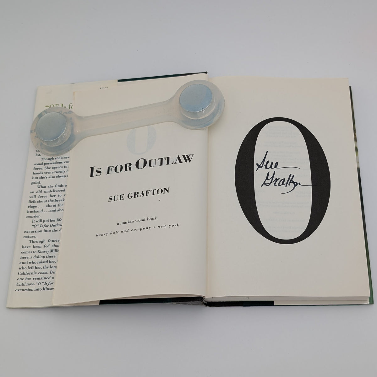 O IS FOR OUTLAW - Sue Grafton - SIGNED 1st Edition - 1999 HC/DJ Henry Holt